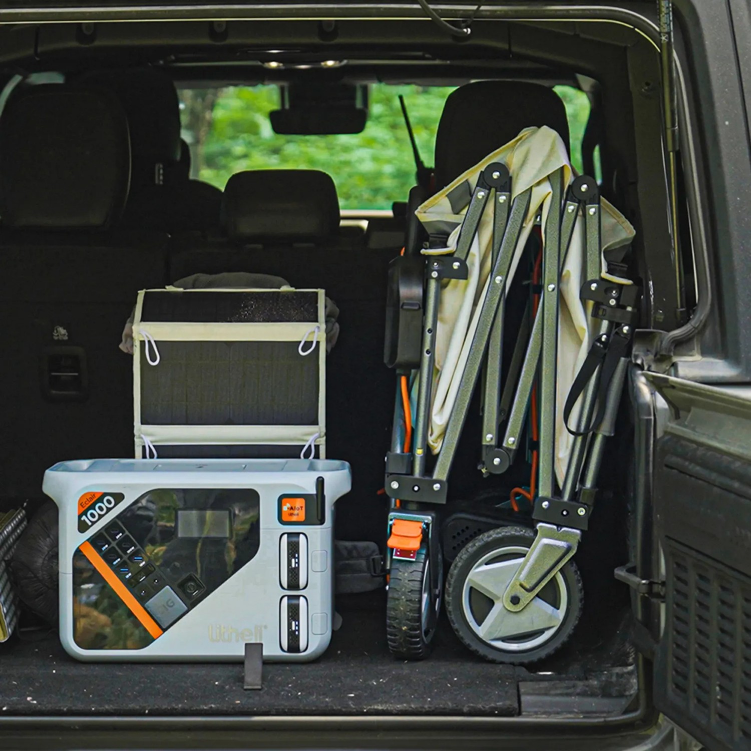 Zusammengefalteter Litheli Bollerwagen W1 Pro mit Akku und Powerstation im Kofferraum.
