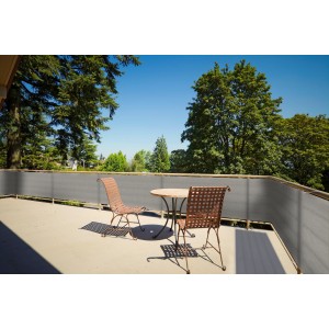 Floracord Balkonsichtschutz in Grau-Anthrazit auf Balkon mit Möbeln.