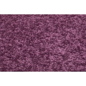 Nahaufnahme: Lila Teppichboden Bari Meterware mit weichem Flor.
