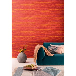 Marburg Vliestapete Platinum Struktur in Rot-Orange an Wohnzimmerwand.
