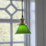 PR Home August kleine Pendelleuchte mit grünem Glasschirm und Messing-Baldachin. Dekoratives skandinavisches Design.