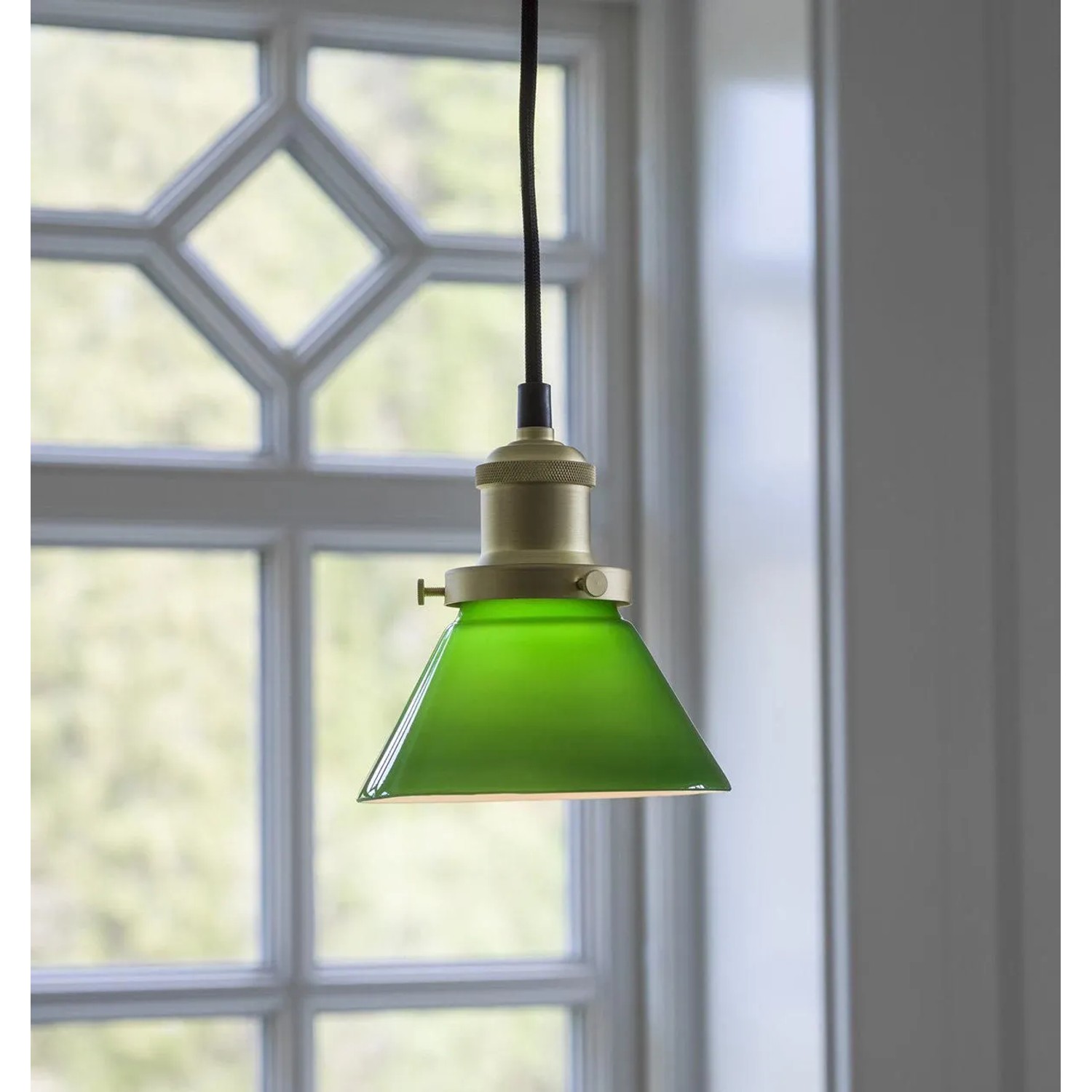 PR Home August kleine Pendelleuchte mit grünem Glasschirm und Messing-Baldachin. Dekoratives skandinavisches Design.