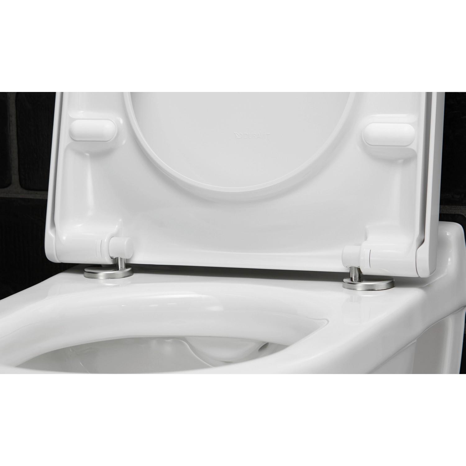 Detailaufnahme: Weißes Duravit Starck 3 Wand WC-Set mit offenem WC-Sitz mit Absenkautomatik.