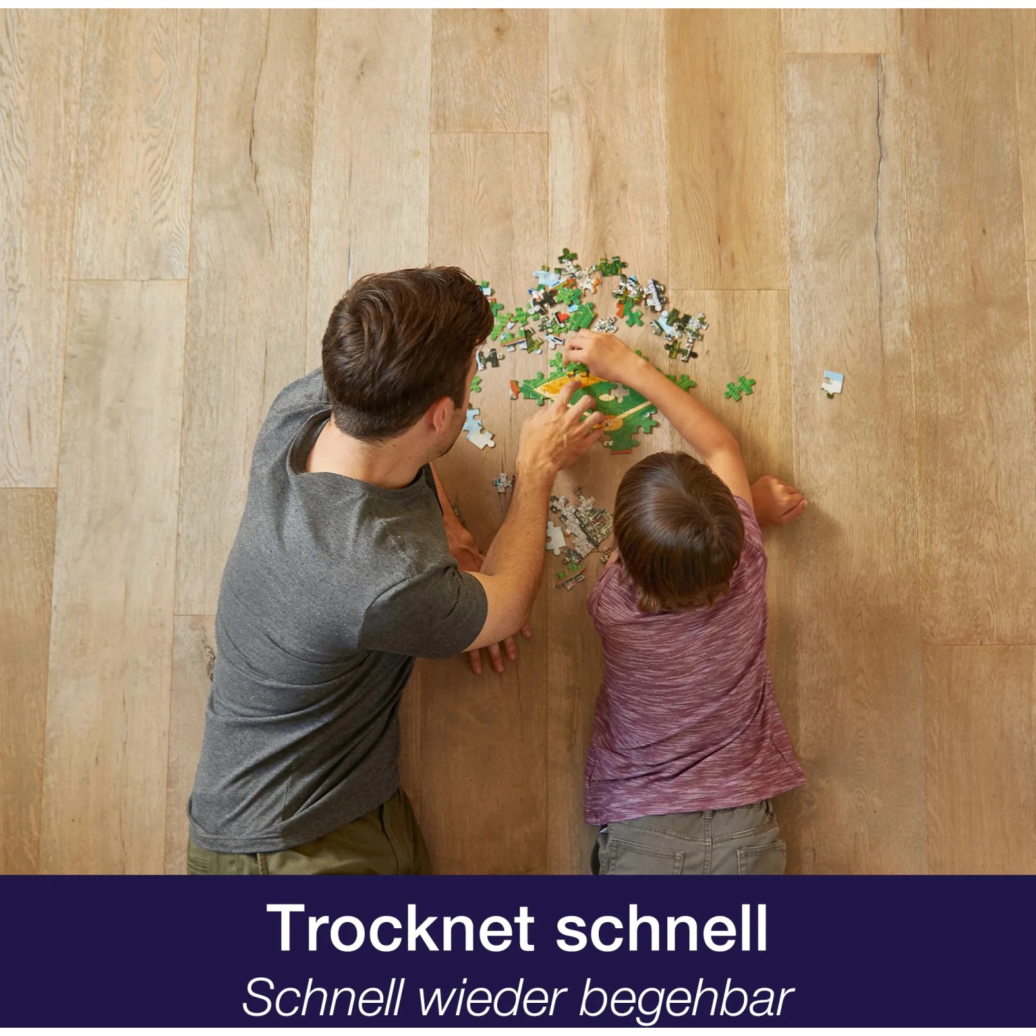 Vater und Kind puzzeln auf gereinigtem Parkettboden. Bona Parkettreiniger für saubere Böden.