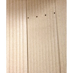 Detailaufnahme der Keramikverkleidung für Justus Meva Kaminofen, beige mit Rillen.