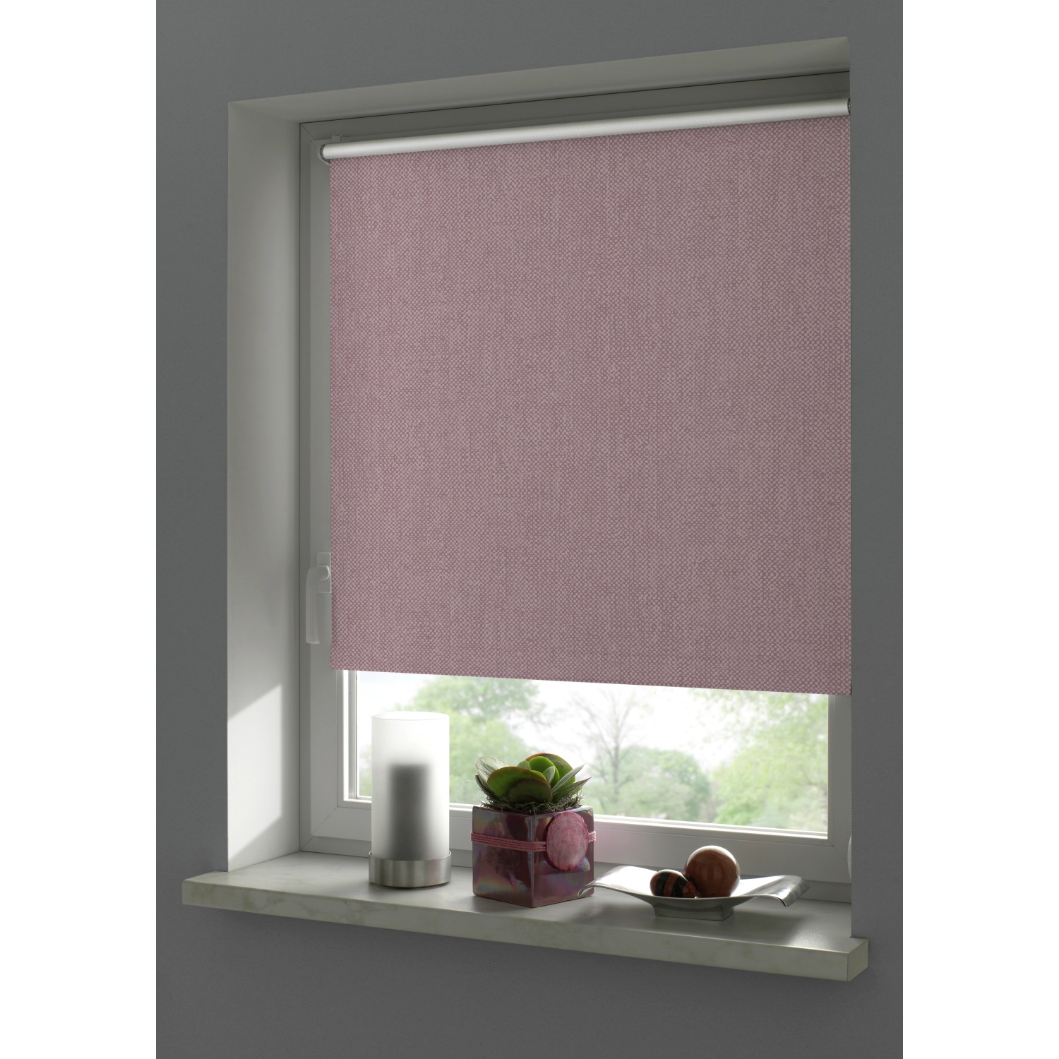 Wohnidee Verdunklungsrollo in Rosa, 45x150 cm, am Fenster montiert.