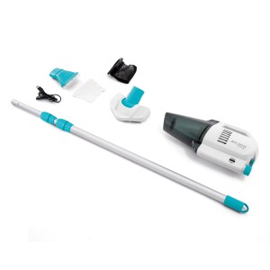 Intex ZR100 Akku-Poolsauger mit Zubehör: Teleskopstange, Bürsten und Ladekabel.
