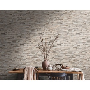 AS-Creation Vliestapete Steinoptik beige-braun an Wand hinter Esstisch.