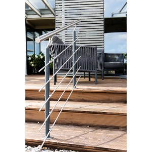 Geländerset IDA mit anthrazitfarbenen Stahlstützen, Edelstahl-Handlauf und Rundstäben auf Holztreppe für Balkon.