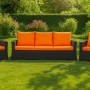 Orangefarbenes Gartenkissen-Set für Polyrattan-Möbel, bestehend aus Sofa und Sesseln.
