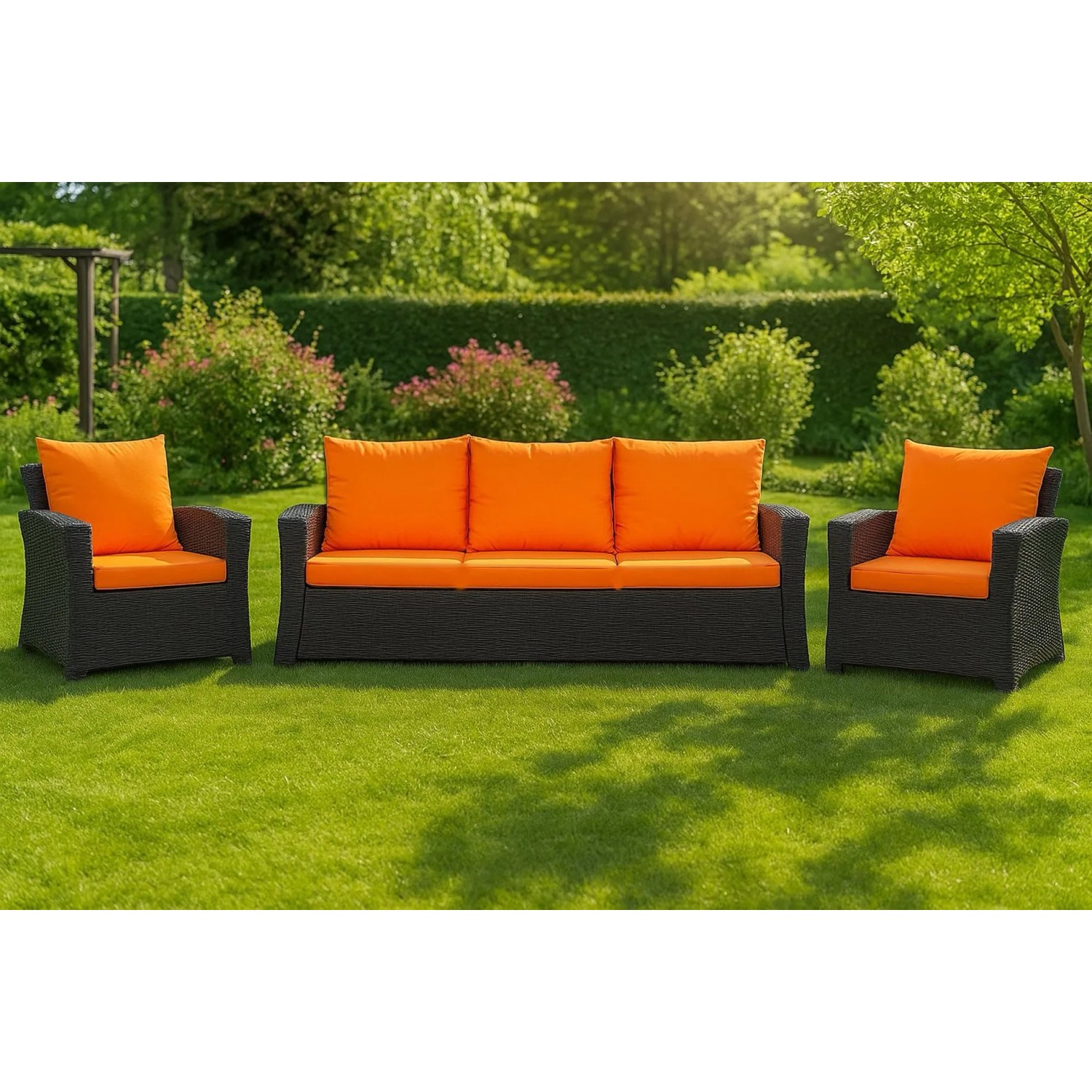 Orangefarbenes Gartenkissen-Set für Polyrattan-Möbel, bestehend aus Sofa und Sesseln.