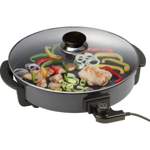 Silva Homeline Partypfanne PPF 1503A mit Gemüse und Fleisch unter Glasdeckel.