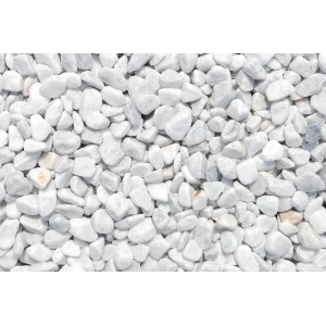 Nahaufnahme von weißen Marmor Zierkieseln (16-25mm) Carrara, ideal für Garten- und Landschaftsbau.