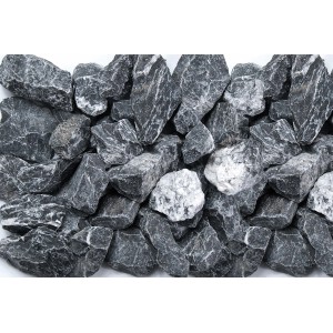 Schwarz-weißer Marmorbruch (25-50mm) im PE-Sack, geeignet für Zierkies- und Splitt Anwendungen.