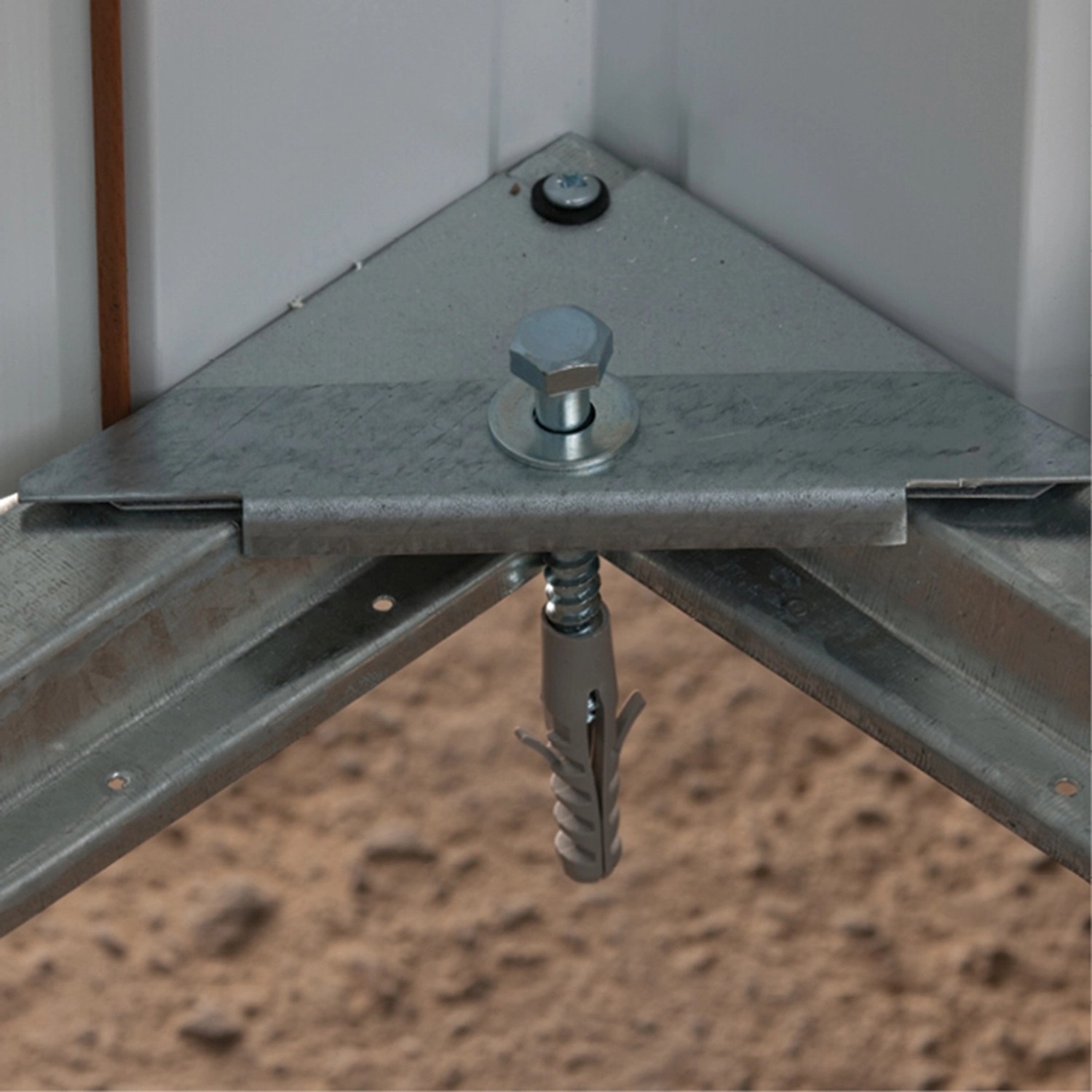 Detailaufnahme: Verankerung des Yardmaster Gerätehauses Heidelberg mit Bolzen und Schrauben.