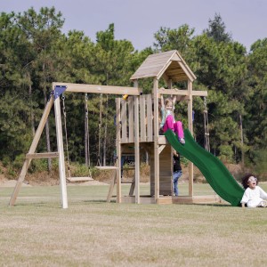 Axi Spielturm Moos mit Doppelschaukel, Rutsche grün, aus Holz (FSC®). Kinder spielen im Garten.