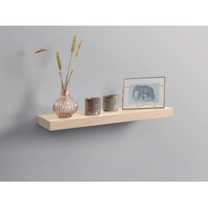 Weißes Holz-Wandregal Carlton (60 cm) mit Deko an grauer Wand.