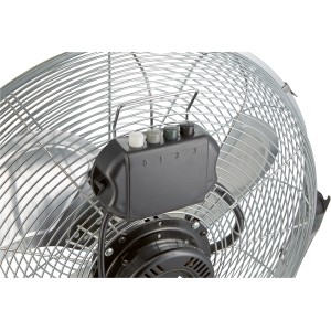 Detailaufnahme: OBI Bodenventilator (Ø 45 cm) aus Chrom mit Geschwindigkeitsregler.