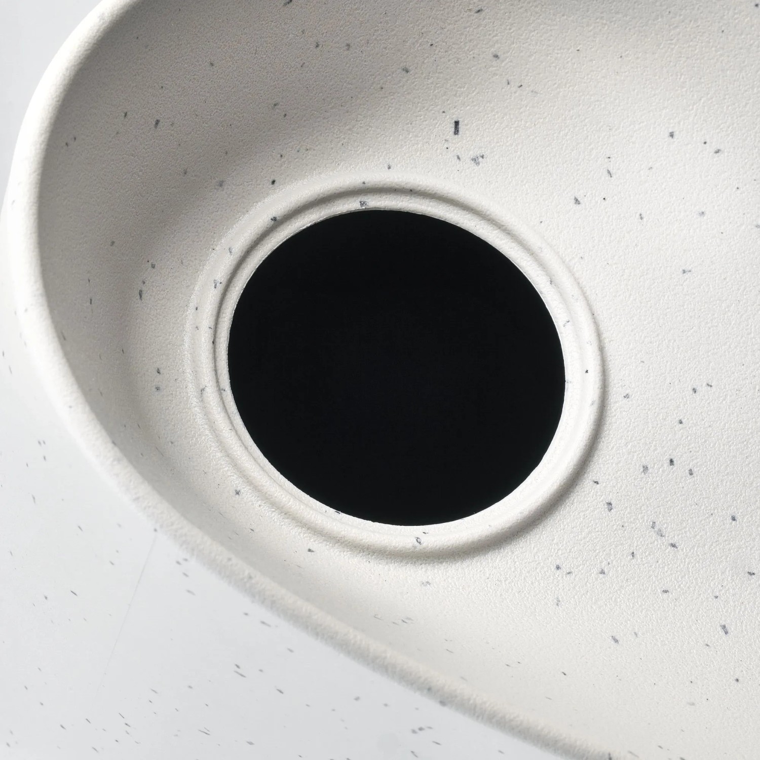 Detailaufnahme: Graues Elho Vogelhaus Essential mit runder Öffnung. Modernes Design für den Garten.
