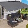 Anthrazit Halbkassettenmarkise 4x2,5m mit Solar, montiert über einer Terrassengarnitur.
