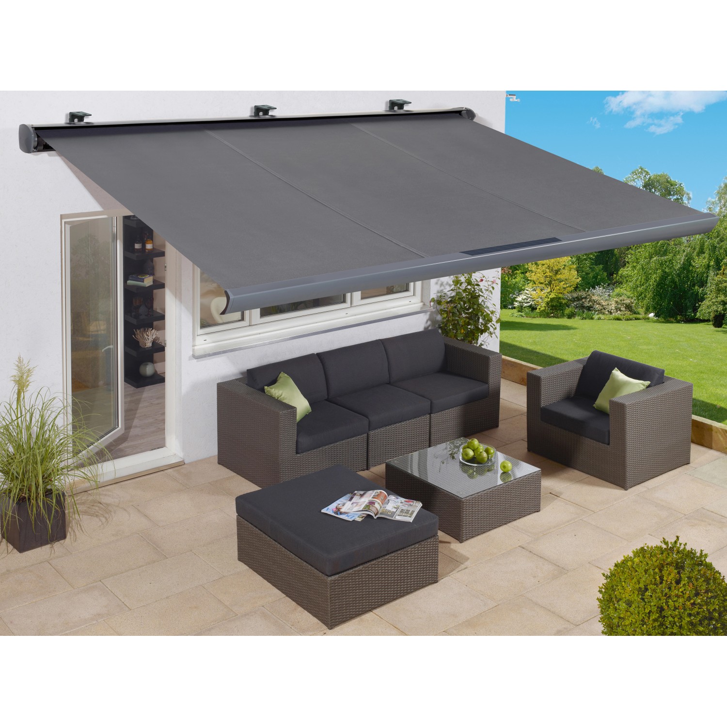 Anthrazit Halbkassettenmarkise 4x2,5m mit Solar, montiert über einer Terrassengarnitur.