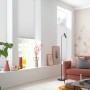 Helles Wohnzimmer mit weißen Schöner Wohnen Plissees Milla an den Fenstern.