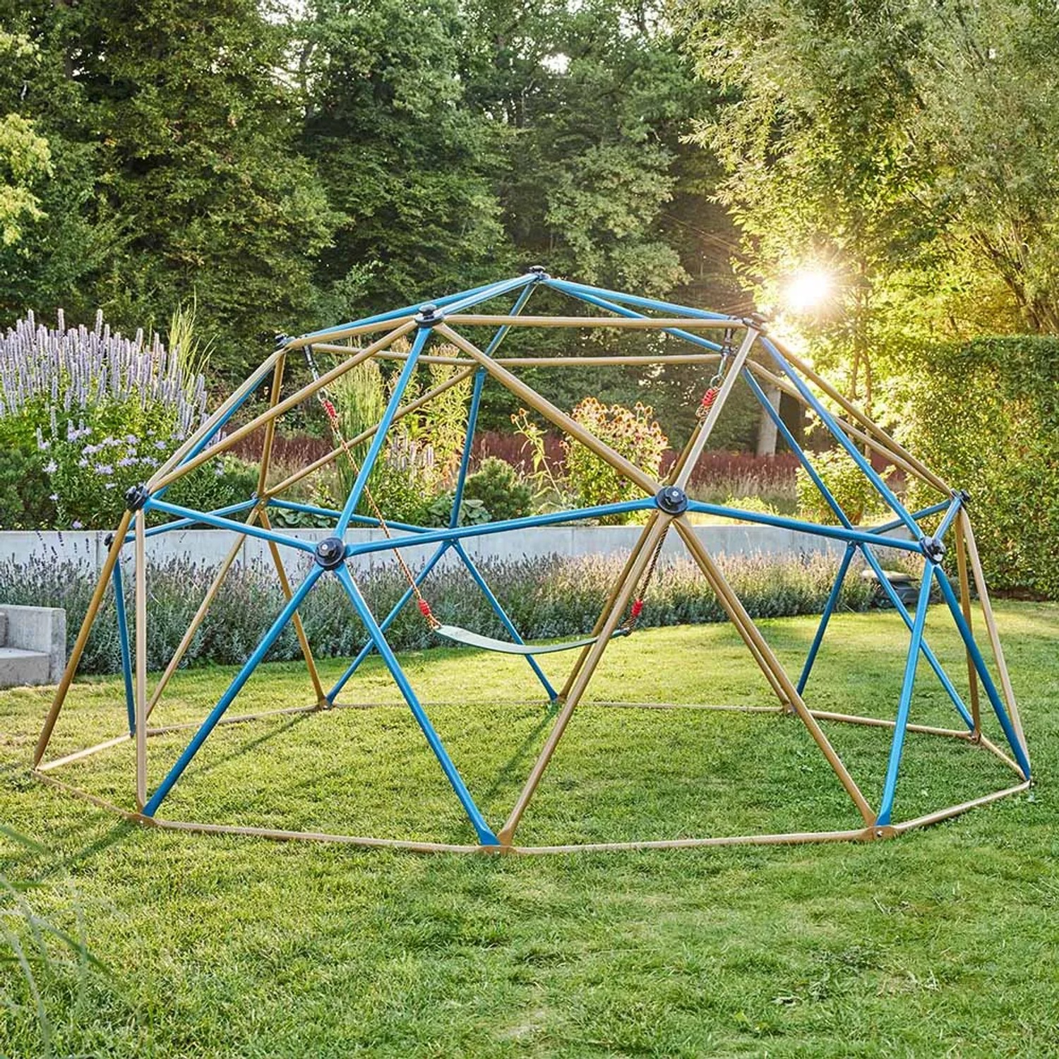 Home Deluxe Klettergerüst Matti mit Schaukel und Zelt im Garten.