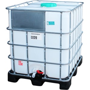 IBC Tank 1000 l auf Kunststoffpalette, umgeben von Stahlrohrrahmen. Ideal für Garten & Regenwassernutzung.