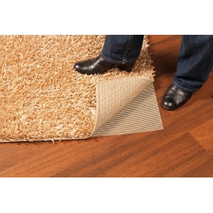 OBI Teppichunterlage (80x130cm) unter beigem Teppich auf Holzboden, mit Fuß