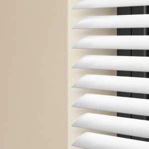 Weiße glänzende Sol Royal Aluminium Jalousie mit schräg gestellten Lamellen für Fenster.
