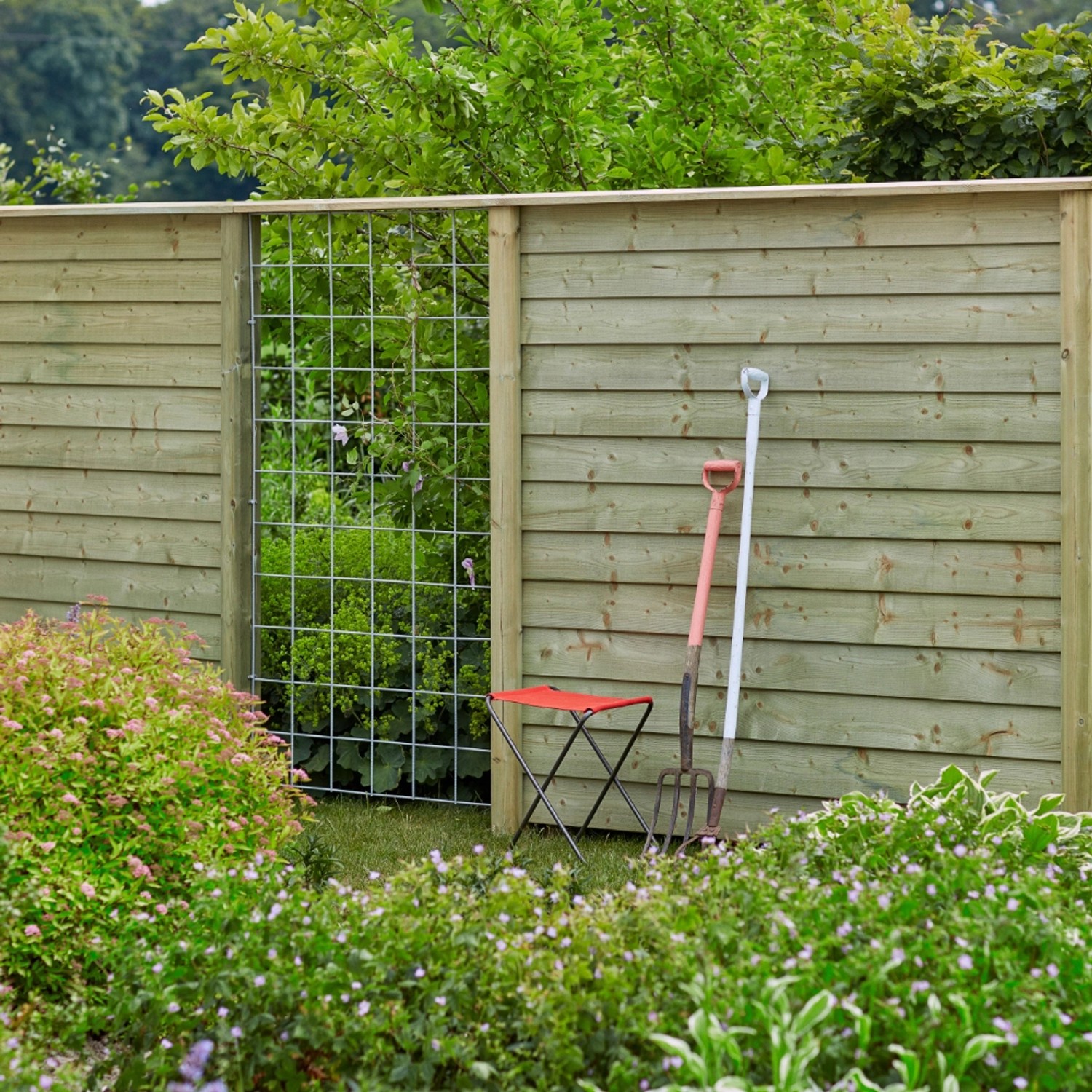 Druckimprägnierter Sichtschutzzaun Klink aus Nadelholz, 174x166cm, mit Rankgitter und Gartenwerkzeug.