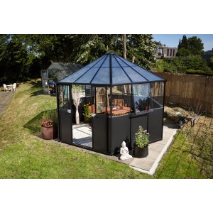 Schwarzes Vitavia Hera Life 9000 Gewächshaus mit Sicherheitsglas und Hohlkammerplatten im Garten.