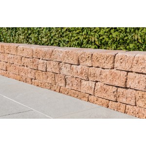 Mauer aus Diephaus Munin Mauersteinen in Terra, geeignet für gerade oder gebogene Verläufe.