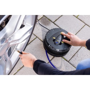 Michelin Hochleistungs-Kompressor 12V beim Reifen aufpumpen.