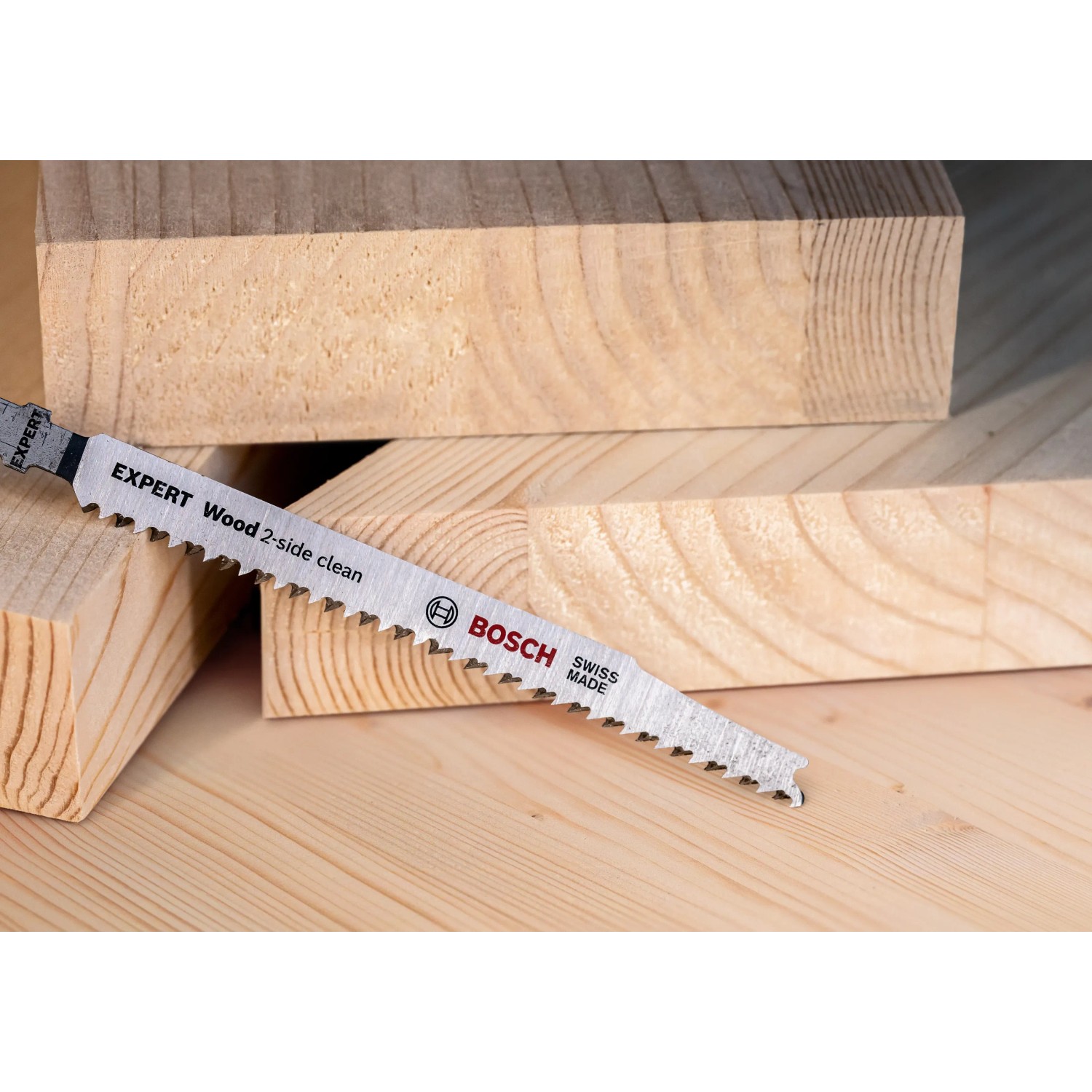Bosch Expert T308B Stichsägeblatt für Holz, 5er-Pack, vor Holzblöcken