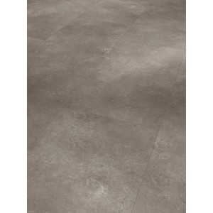 Verlegter Parador Vinylboden Trendtime 5 Stein Trafalgar Dunkelgrau mit Mineralstruktur.