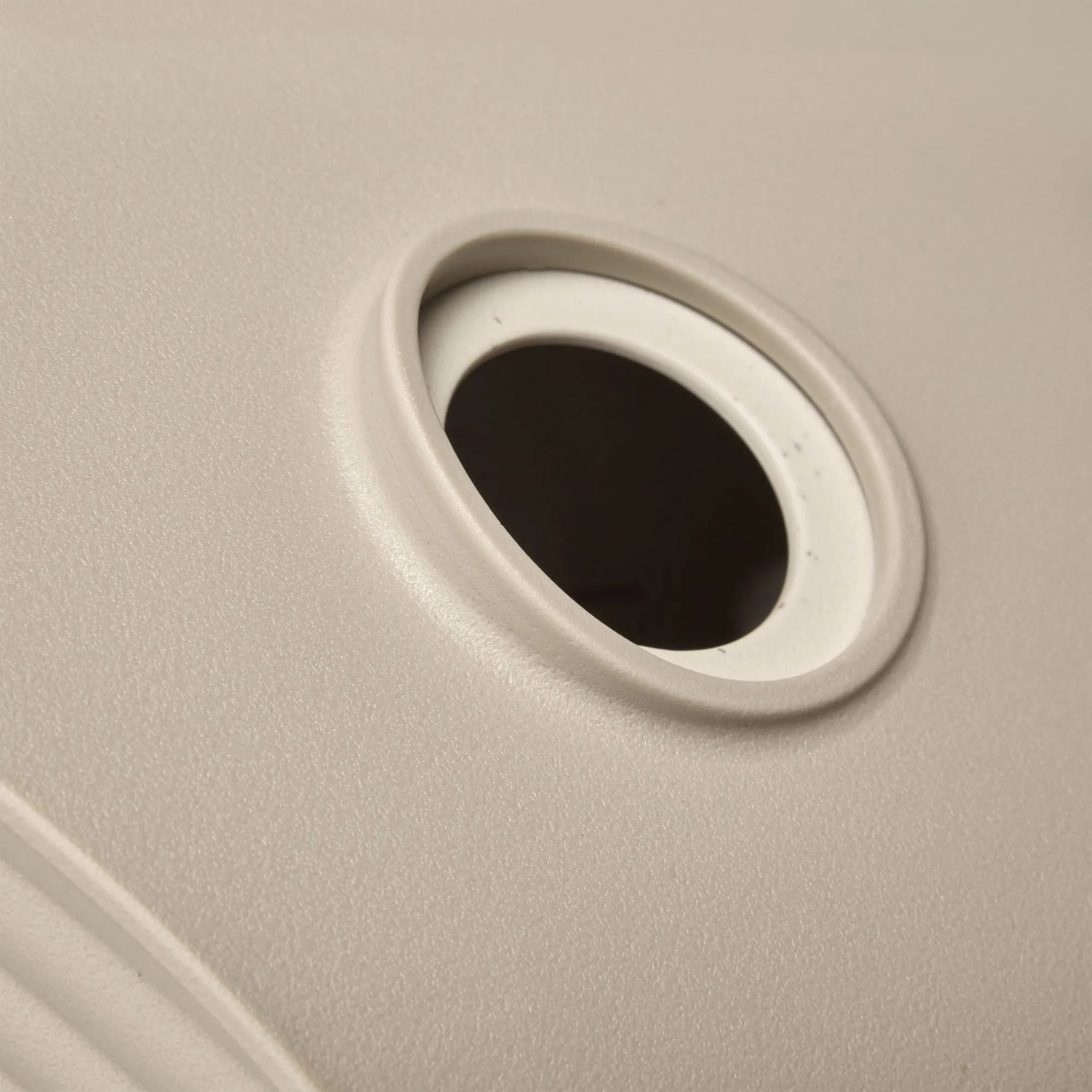 Detailaufnahme: Beige-weißes Elho Vogelhaus Cosy, 18 cm, mit Einflugloch.