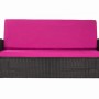 Gartensofa mit rosefarbenem Kissen-Set (Sitz- und Rückenkissen) für Polyrattanmöbel.