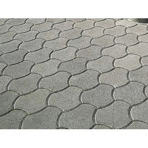 Graue Heilbrunner Pflastersteine (17,3x17,3x6 cm) verlegt, für Gartenwege und Terrassen.