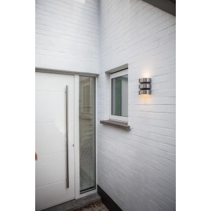 Moderne Lutec LED-Außenwandleuchte Maya aus Edelstahl mit Bewegungsmelder an weißer Hauswand.