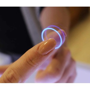 Detailaufnahme: Finger berührt Touch-Sensor eines Posseik LED-Lichtspiegels.