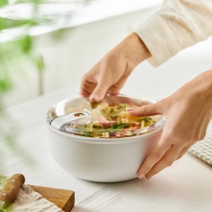 Weiße Rotho Frischhaltedose Ela 1,8 l mit Salat und transparentem Deckel.