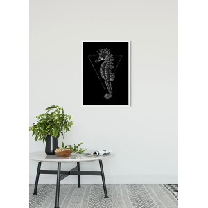 Komar Wandbild Sea Horse Black, 50x70 cm, mit weißem Seepferdchen auf schwarzem Grund.