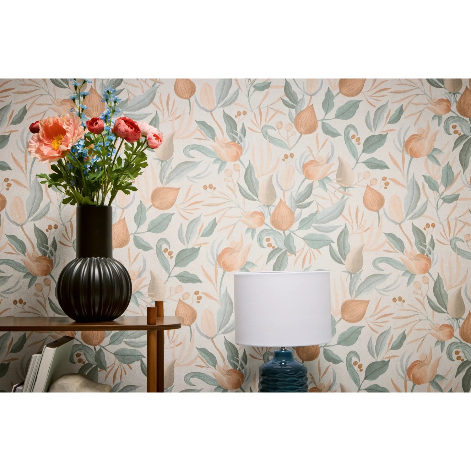AS Creation Vliestapete Knospen in Beige-Grün mit floralem Muster im Wohnraum.