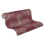 Vliestapete in Rot-Rosa mit Barock-Kronleuchter-Muster, Rolle teilweise abgerollt.