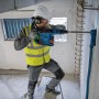 Handwerker bohrt mit dem Bosch Professional Akku-Bohrhammer GBH 18V-40C in Beton.