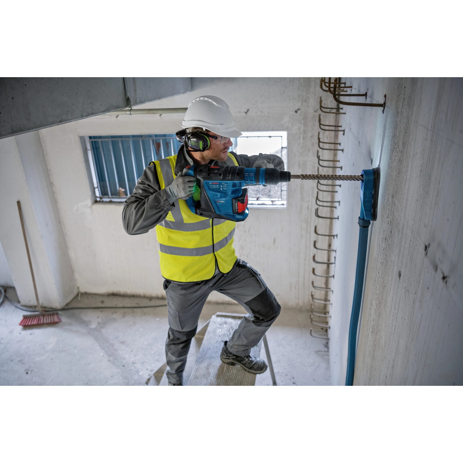 Handwerker bohrt mit dem Bosch Professional Akku-Bohrhammer GBH 18V-40C in Beton.