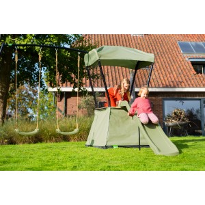 Grüner Exit Spielturm Ivy mit Rutsche, Doppelschaukel und zwei spielenden Kindern im Garten.