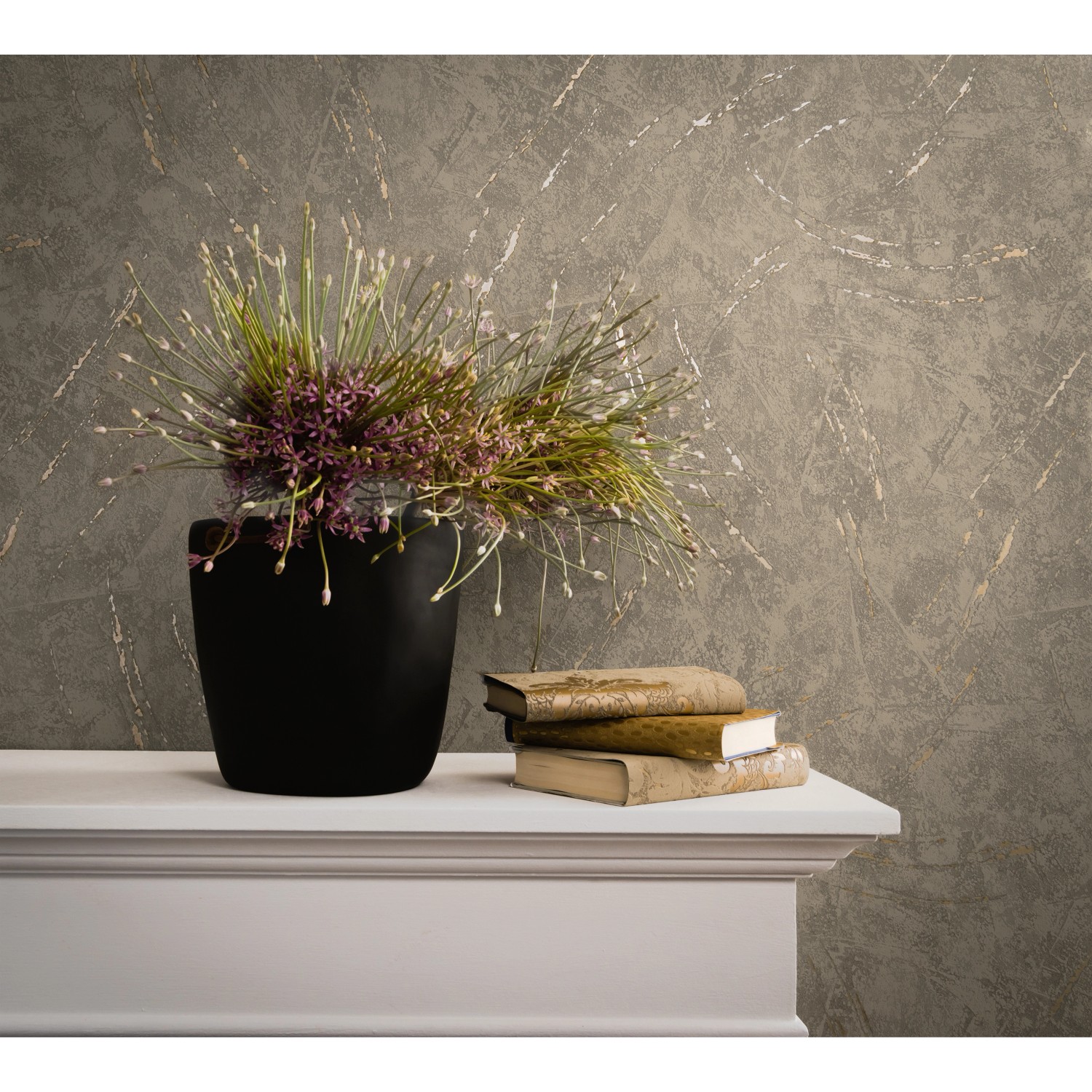 Braune Vliestapete La Veneziana III mit Putzstruktur und Metallic-Akzenten im Raum.