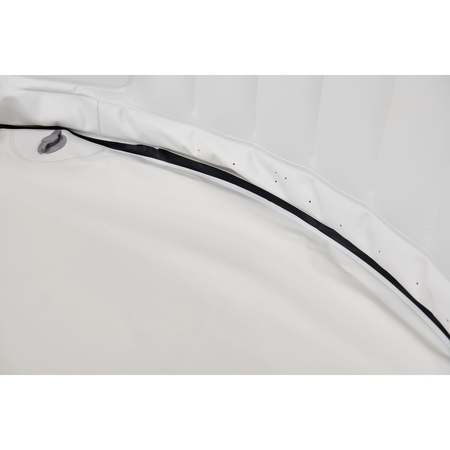 Detailansicht: Weißer, aufblasbarer OBI Whirlpool Ottoman mit schwarzer Zierleiste und Luftdüsen.